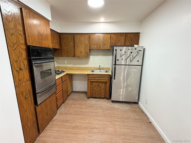 Building Photo - 733 Warwick St