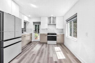 Building Photo - 886 NE 134th St