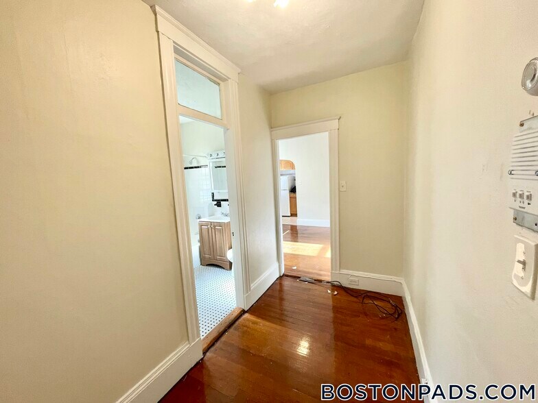 Building Photo - 208 Winthrop Rd