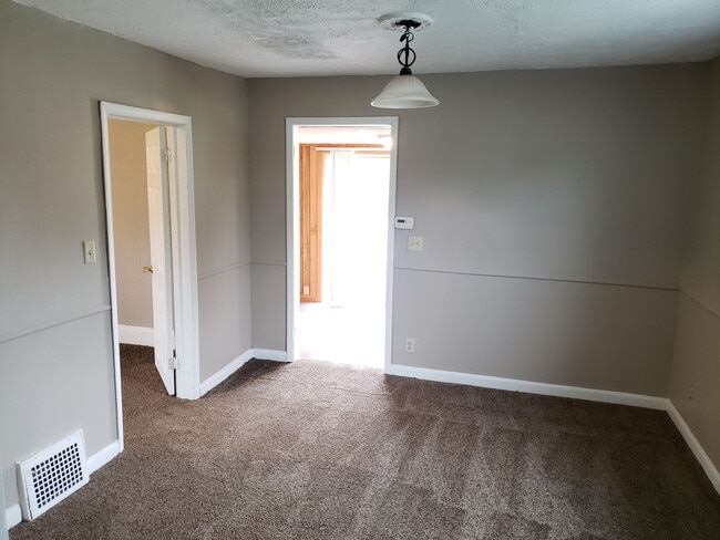 Building Photo - $599 Security Deposit Special for Lease!
