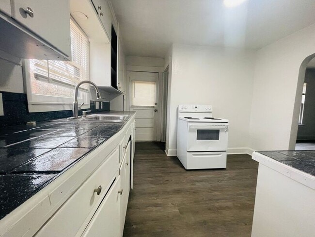 Building Photo - 902 S Cedar Ave