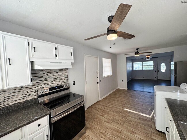 Building Photo - 1504 Red Fox Rd