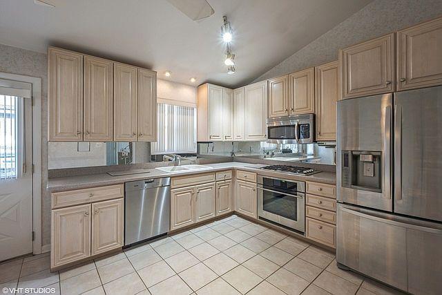 Building Photo - 614 Leamington Ave