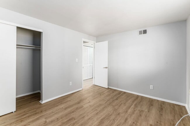 Building Photo - 611 Riverview Dr