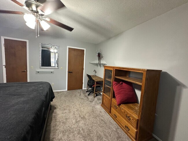 Building Photo - Introducing a charming 3-bedroom, 2.5-bathroom house located in the desirable area of Russellville