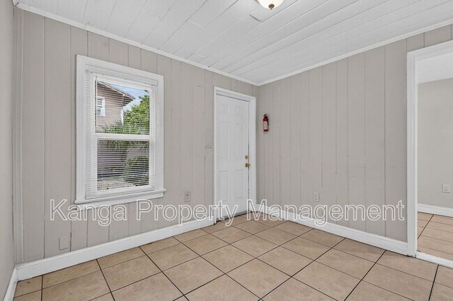 Building Photo - 887 7th St