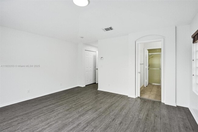 Building Photo - 6305 Willoughby Cir