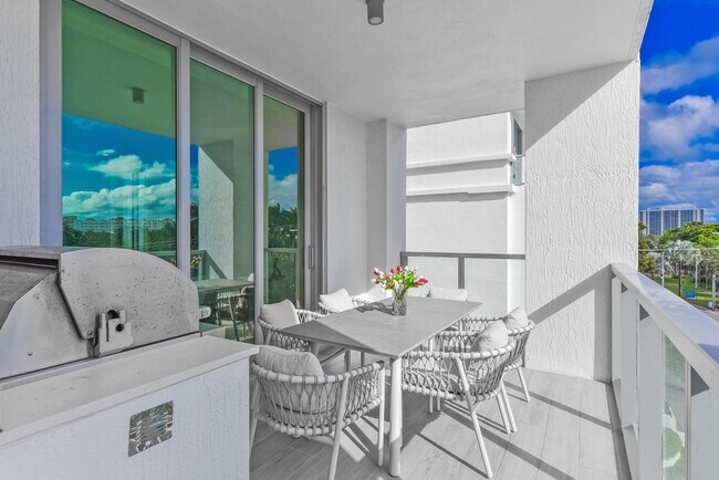 Building Photo - 485 E Royal Palm Rd