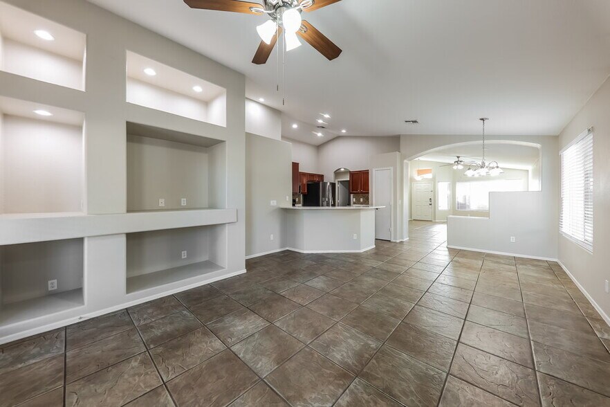 Building Photo - 8228 W Behrend Dr