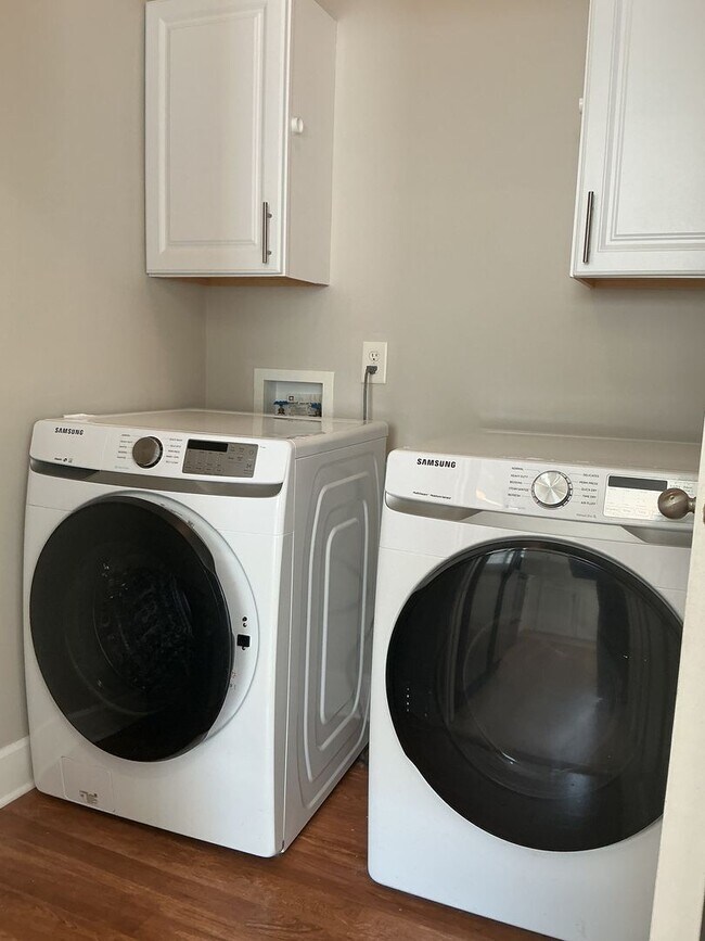Building Photo - Beautiful 3 Bedroom, 2.5 Bath Townhouse in...