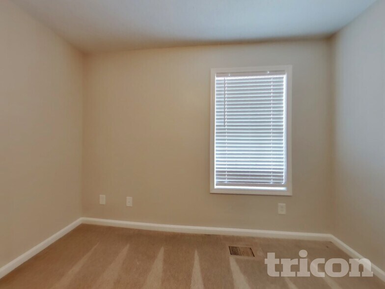 Building Photo - 113 Colt Ln
