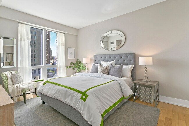Building Photo - 350 W 42nd St