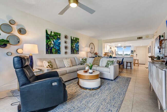 Building Photo - ** NAPLES COVE @ BAY FOREST ** 2 BED / 2 B...