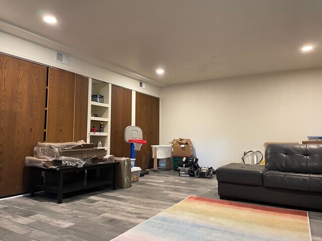 Building Photo - 1721 N High Point Rd