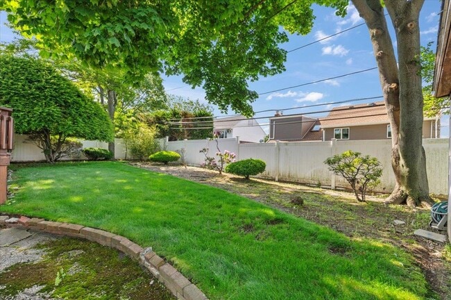 Building Photo - 11 Halcourt Dr