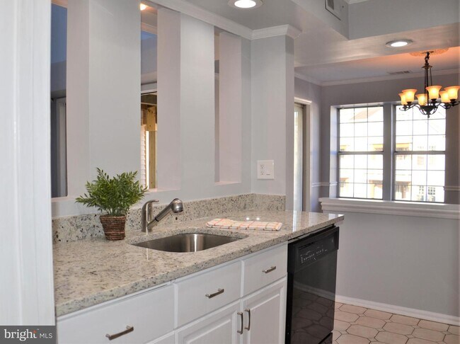 Building Photo - 3311 Lakeside View Dr