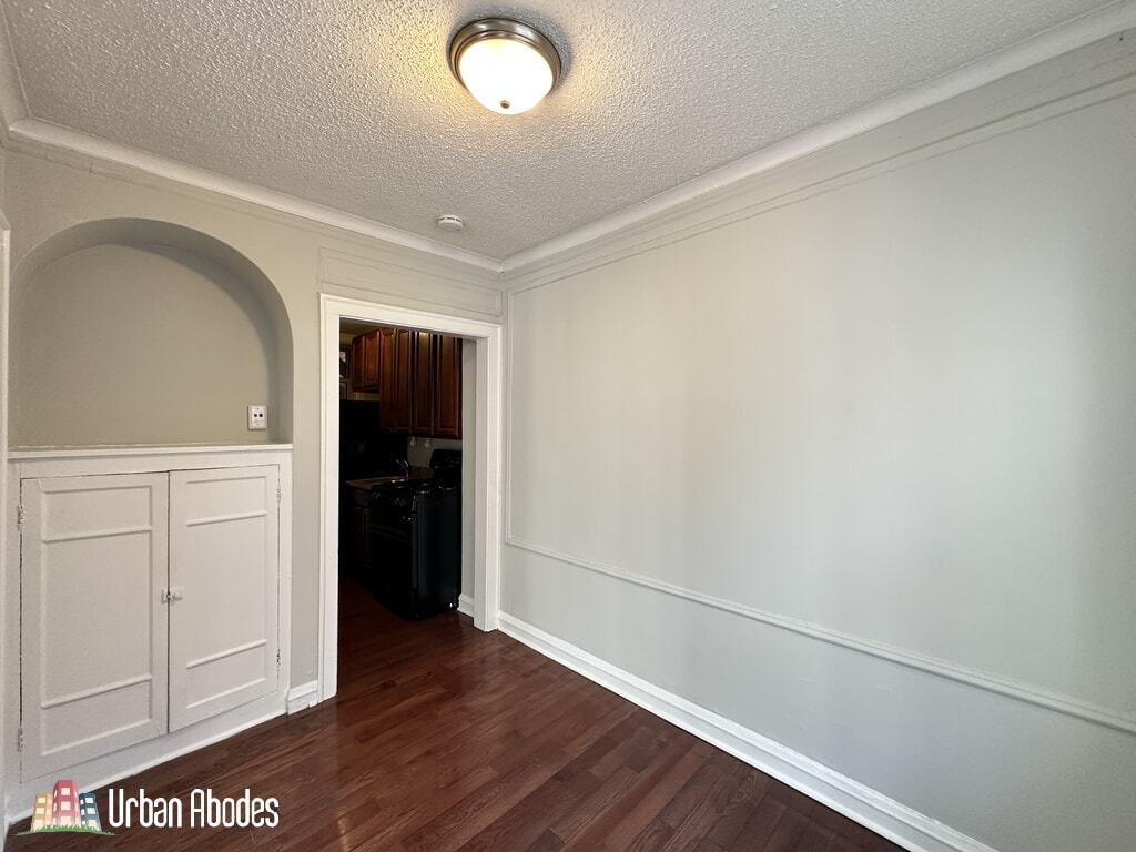 Building Photo - 528 W Surf St