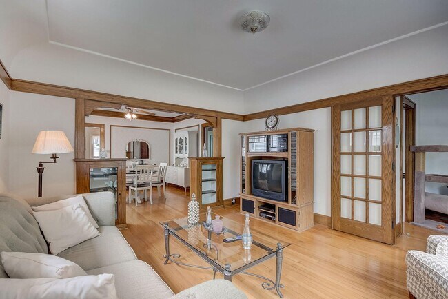 Building Photo - 2006 Grand Ave