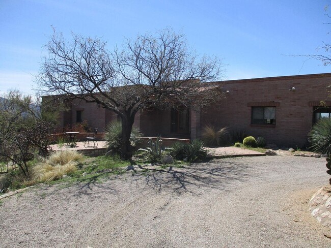 Building Photo - 4 bedroom 2.5 Bath