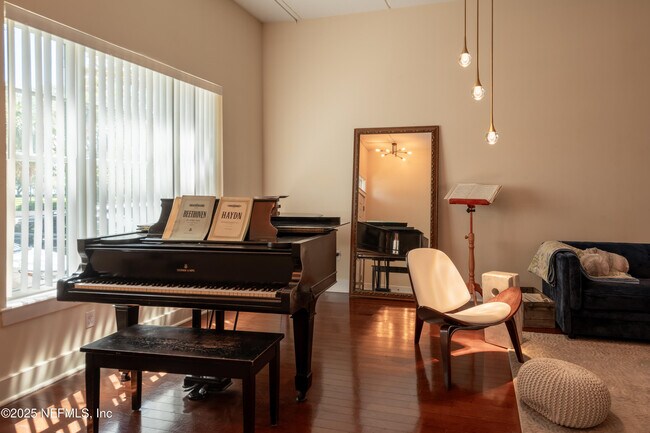 Building Photo - 1661 Riverside Ave