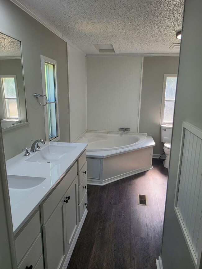 Building Photo - 3 bedrooms 2 baths