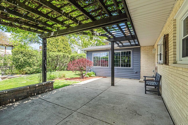 Building Photo - 1004 E Callero Cir