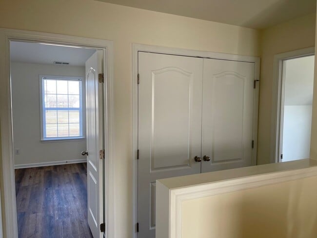 Building Photo - Spacious Duplex close to schools and shopping. Move in mid-June