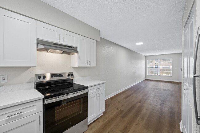 Building Photo - Newly Renovated 2 Bed-2 Bath Apartment wit...