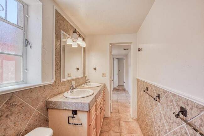 Building Photo - 1304 E Linden St