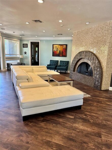 Building Photo - 935 La Posada Dr