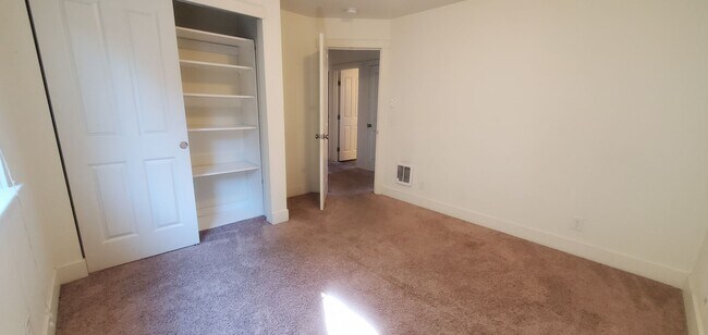 Building Photo - 3-Bedroom Duplex Just Blocks from WWU
