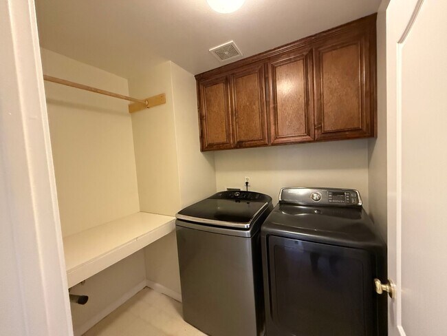 Building Photo - 5 bedrooms located in Redbridge Gated Community!