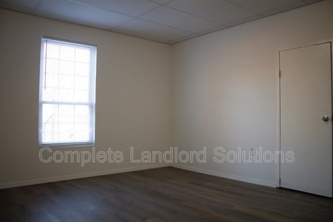 Building Photo - 215 N 6th St