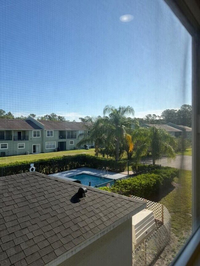 Building Photo - Updated 3 bed 2.5 bath Townhome