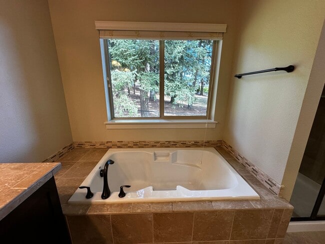 Building Photo - Beautiful 4-Bedroom Home in the Hills of W...