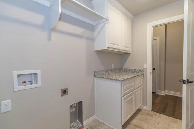 Building Photo - 4BD/3BTH home Minutes from I-35