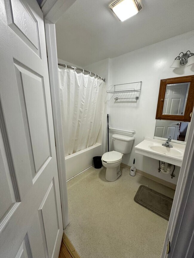 Building Photo - Fully Furnished Efficiently Apartment in Kuttawa