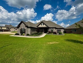 Building Photo - Spacious and luxurious with bonus room