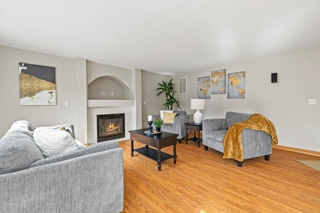 Building Photo - Immaculate 3 bed with lg fenced yard