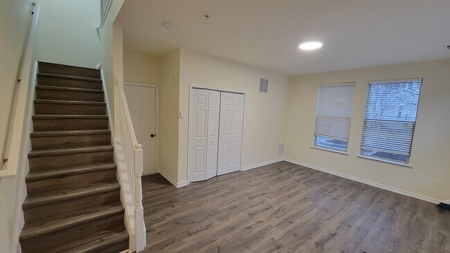 Building Photo - 18 S High St