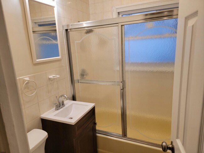 Building Photo - 1834 Beach Ave