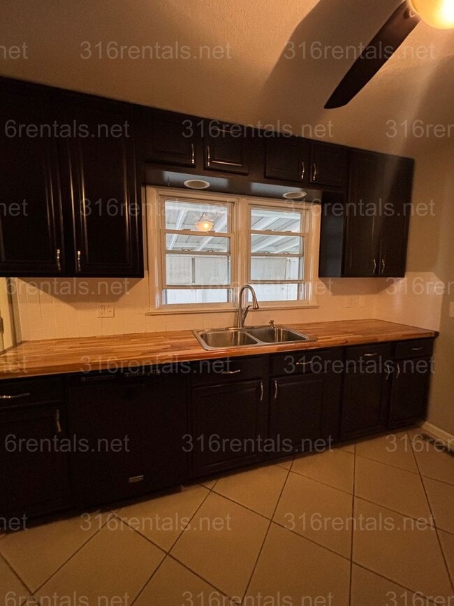 Building Photo - 3 bed 1 1/2 bath house available Now!!