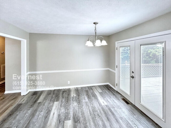 Building Photo - Inviting 3-Bedroom Home with Fenced Yard a...