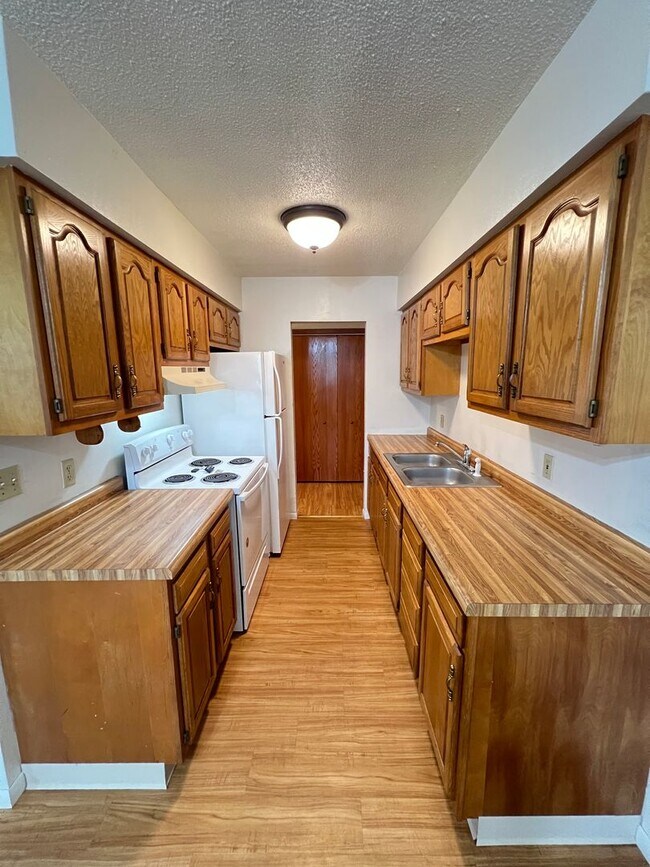 Building Photo - One level living w/ Attached Garage Available July!