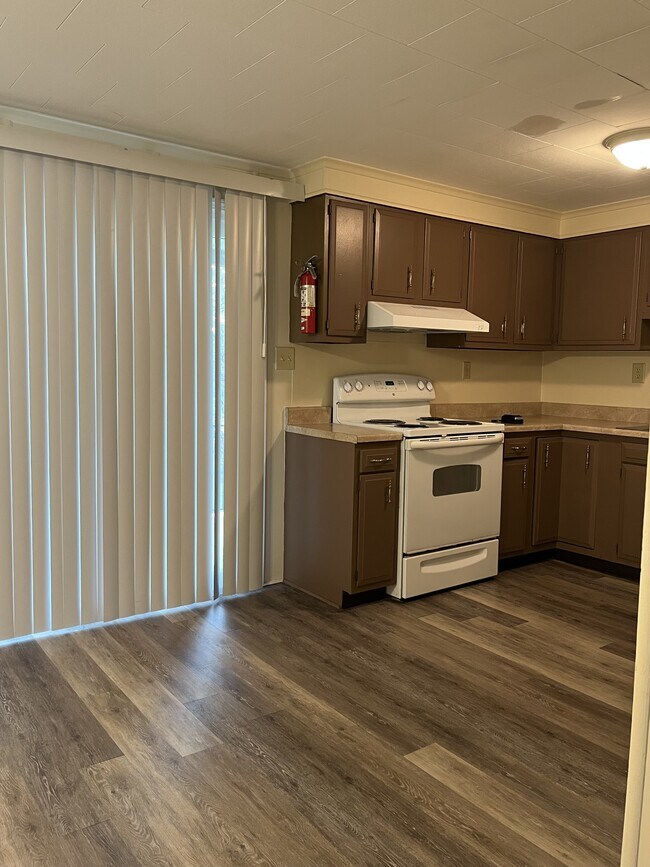 Building Photo - 611 Lincoln Way W