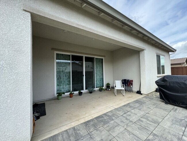 Building Photo - Beautiful Springlake Home with Solar and S...