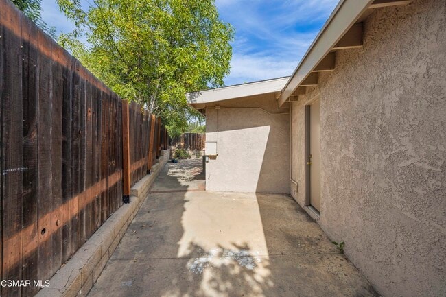Building Photo - 865 W Hillcrest Dr