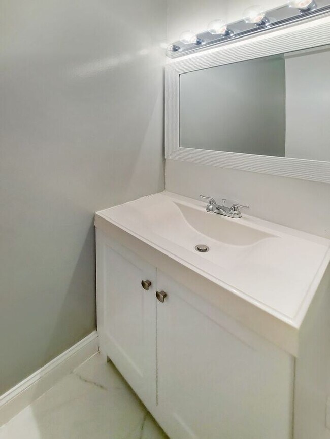 Building Photo - Amazing 4 Bedroom, 4 Bath SFH Corner Lot, ...