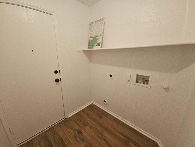 Building Photo - Move in Special!