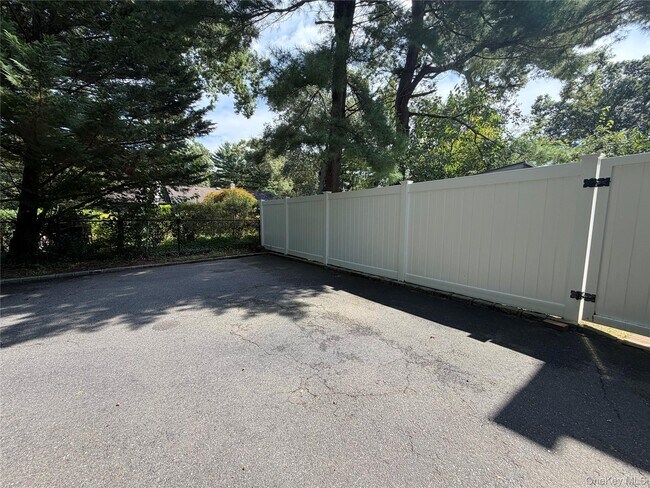 Building Photo - 8 Tree Hollow Ln